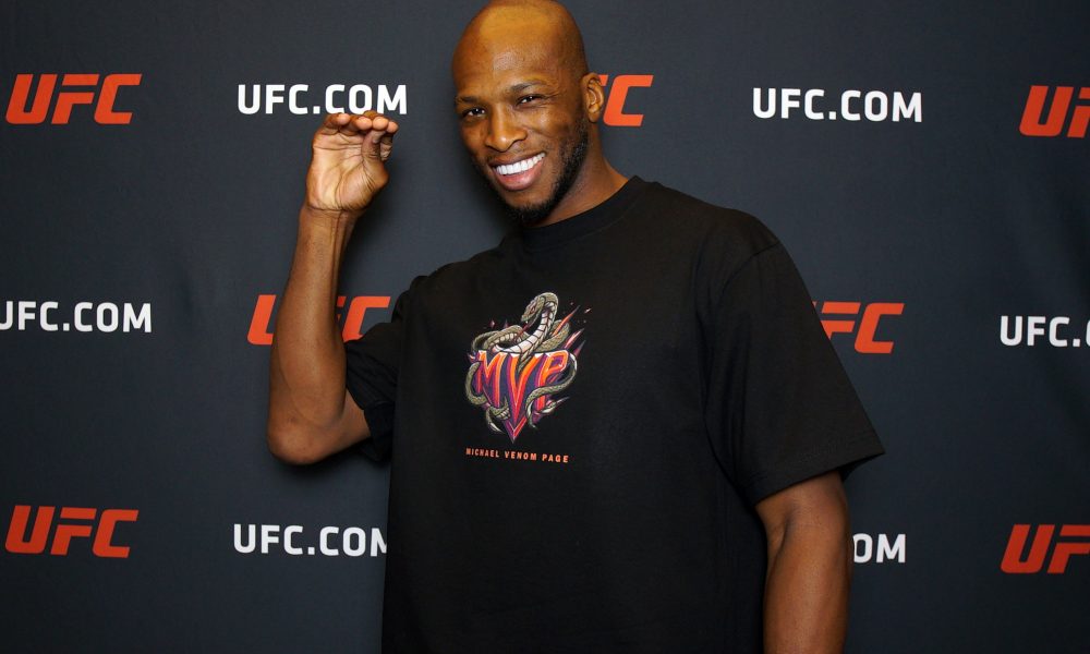 Michael Page posa para fotos após dar entrevista para a reportagem da Ag Fight