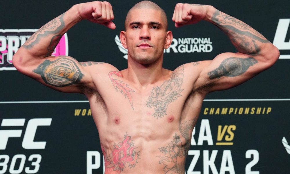 Alex Poatan Pereira posa para fotos após bater o peso para sua luta no UFC 303