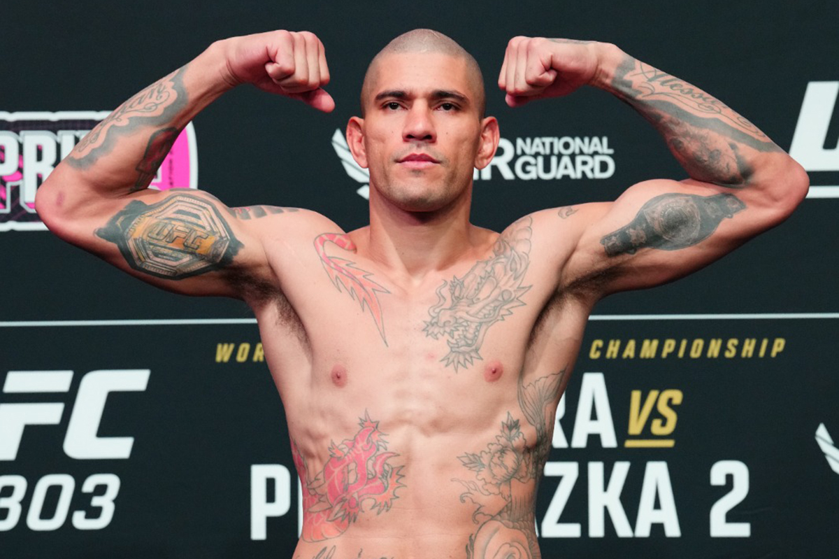 Alex Poatan Pereira posa para fotos após bater o peso para sua luta no UFC 303