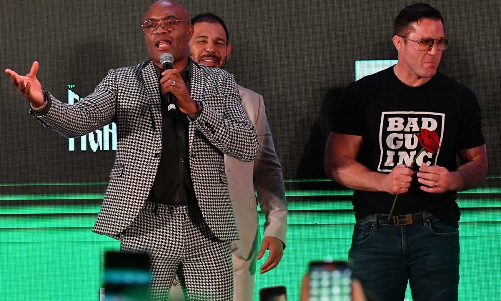 Anderson Silva e Chael Sonnen conversam com fãs durante encarada promocional para a luta de boxe entre eles