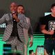 Anderson Silva e Chael Sonnen conversam com fãs durante encarada promocional para a luta de boxe entre eles
