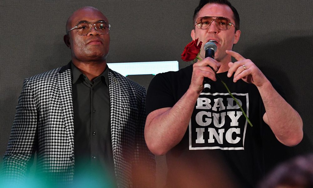 Anderson Silva presenteia Chael Sonnen com uma rosa logo após encarada promocional em São Paulo