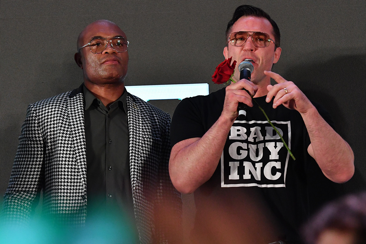 Anderson Silva presenteia Chael Sonnen com uma rosa logo após encarada promocional em São Paulo