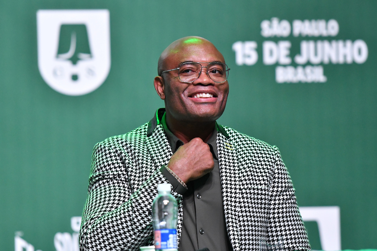 Anderson Silva sorri na coletiva de imprensa do Spaten Fight Night