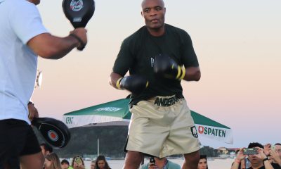 Anderson Silva se apresenta no treino aberto para promoção de sua luta de boxe com Chael Sonnen