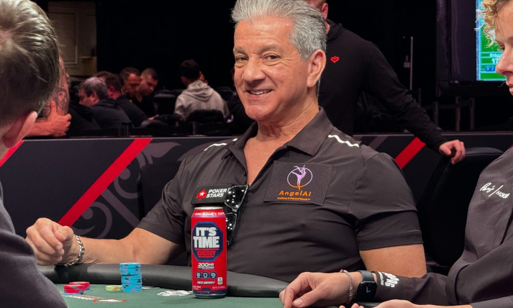 Bruce Buffer sorri enquanto participa do WSOP