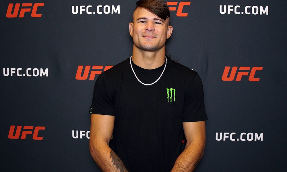 Diego Lopes posa para fotos após dar entrevista para a reportagem da Ag Fight