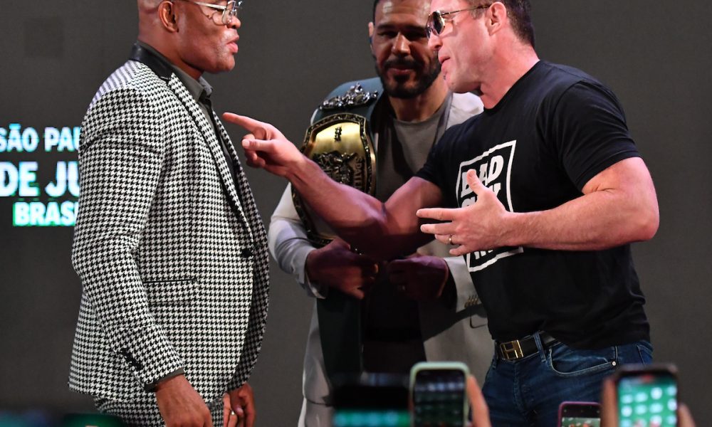 Anderson Silva e Chael Sonnen ficam frente a frente durante coletiva do Spaten Fight Night