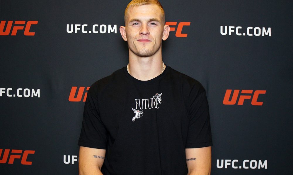 Ian Garry posa para fotos após dar entrevista para a reportagem da Ag Fight