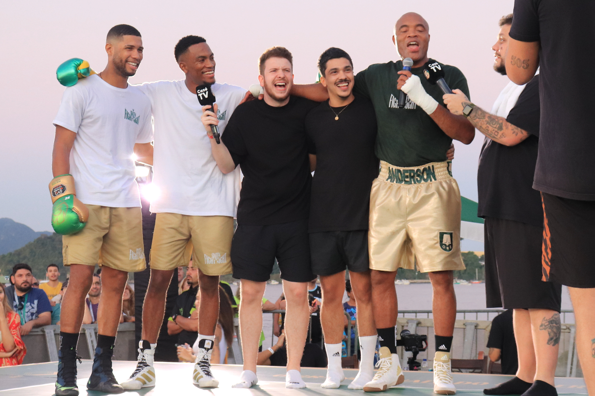 Anderson Silva promove brincadeira com a equipe da Cazé TV durante treino aberto para sua luta de boxe com Chael Sonnen