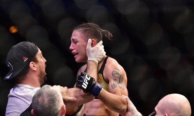 Jéssica Bate-Estaca comemora a conquista do título peso-palha do UFC com seu então treinador Gilliard Paraná.