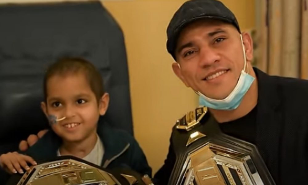 Alex Poatan posa ao lado de criança diagnosticada com câncer