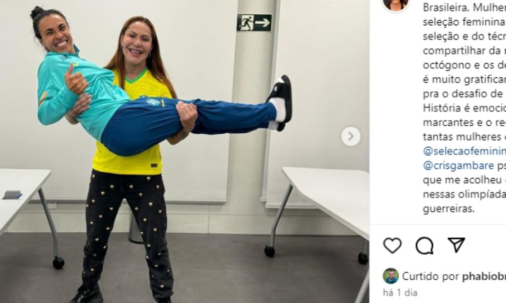Cyborg e Marta posam para foto irreverente após a palestra