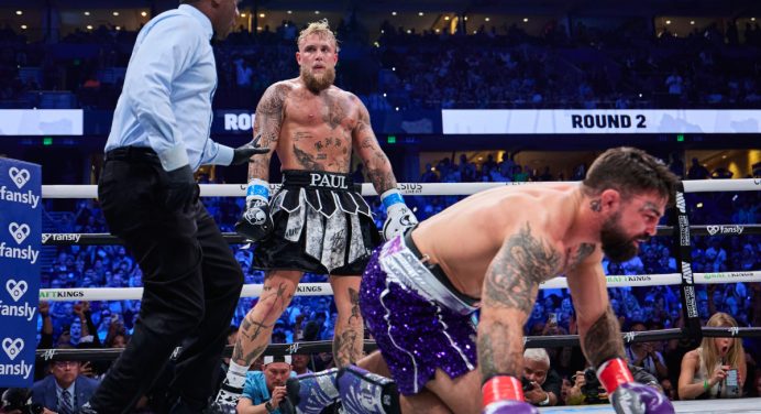 Jake Paul nocauteia Mike Perry e desafia Alex Poatan para luta de boxe