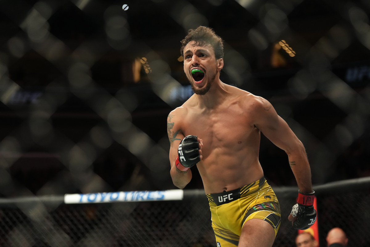 Ricardo Carcacinha se supera e vence rival australiano no UFC 305