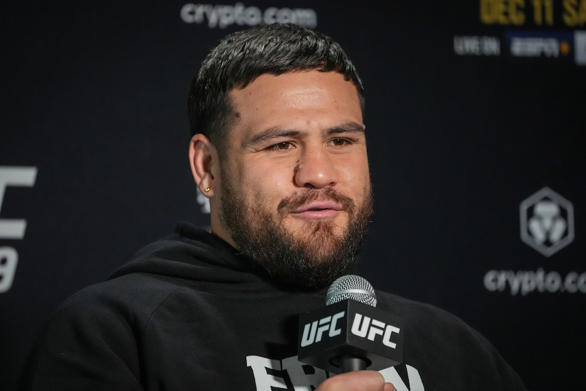 Tai Tuivasa relembra sparring com Alex Poatan antes do UFC 305: “Levei uma surra”