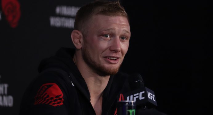 Lutador do UFC é acusado de agressão à ex-namorada nos EUA; entenda