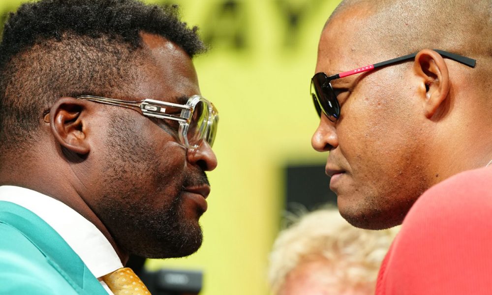 Francis Ngannou e Renan Problema ficam frente a frente durante coletiva da PFL