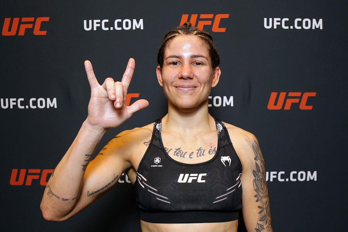 Karol Rosa revela nome de sua nova equipe após vitória no UFC Vegas 95