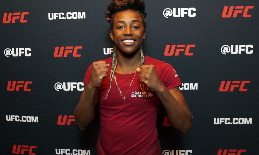 Alexia Burguesinha posa para fotos após ser contratada pelo UFC via Contender Series