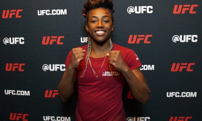 Alexia Burguesinha posa para fotos após ser contratada pelo UFC via Contender Series