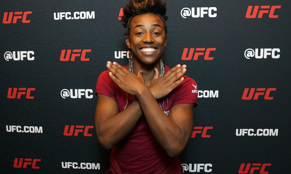Alexia Burguesinha posa para fotos após ser contratada pelo UFC via Contender Series