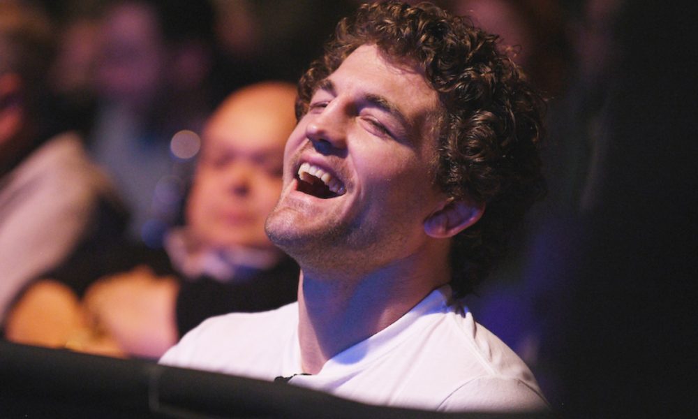Ben Askren sorri na plateia durante evento do UFC