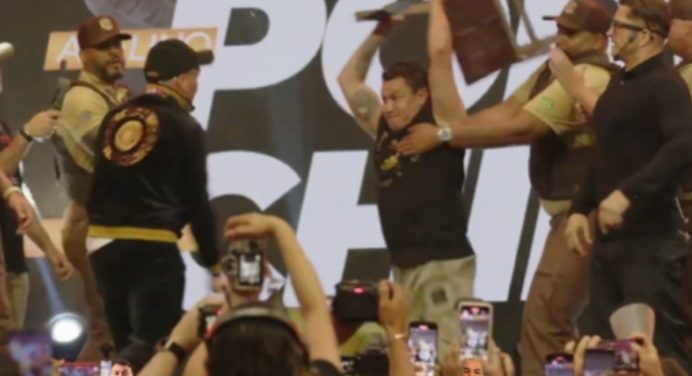 Popó dá cadeirada em rival argentino durante coletiva do Fight Music Show 5; veja