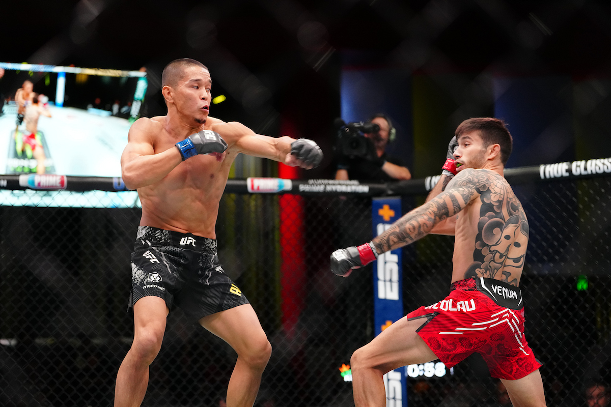 Matheus Nicolau (à direita) foi derrotado por Asu Almabayev no UFC Vegas 99.