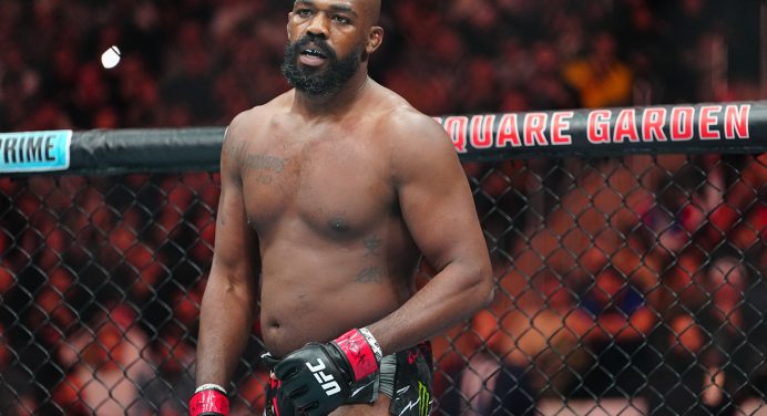 Adeus? Jon Jones indica aposentadoria dos esportes de combate: “Luvas penduradas”