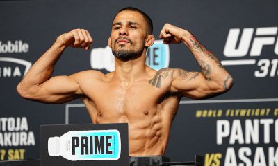 Alexandre Pantoja na balança da pesagem oficial do UFC 310