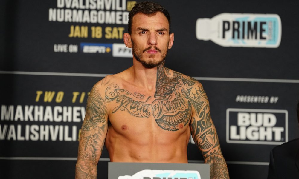 Renato Moicano passa pela balança na pesagem oficial do UFC 311