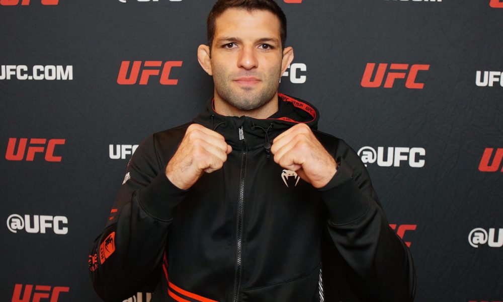 Thiago Moises posa para foto no media day do UFC Vegas 101