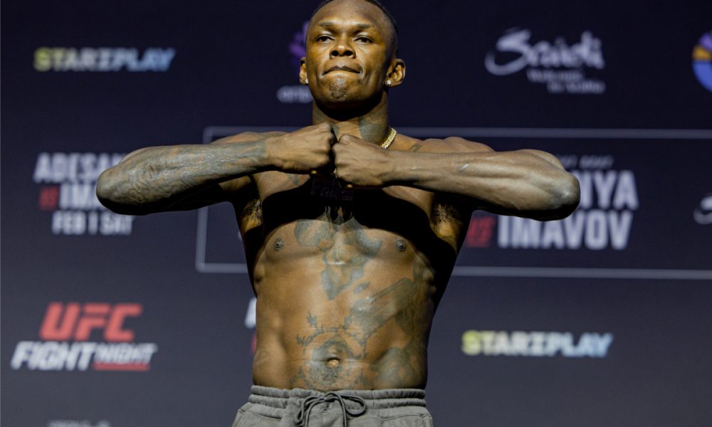 Israel Adesanya na pesagem cerimonial do UFC Arábia Saudita