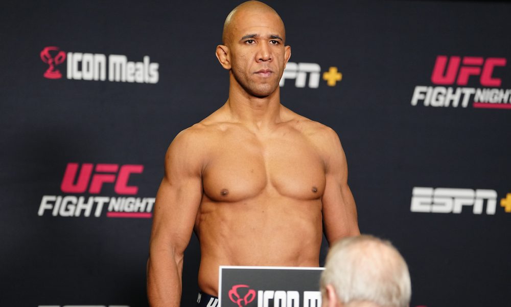 Gregory Robocop na pesagem oficial do UFC Vegas 102