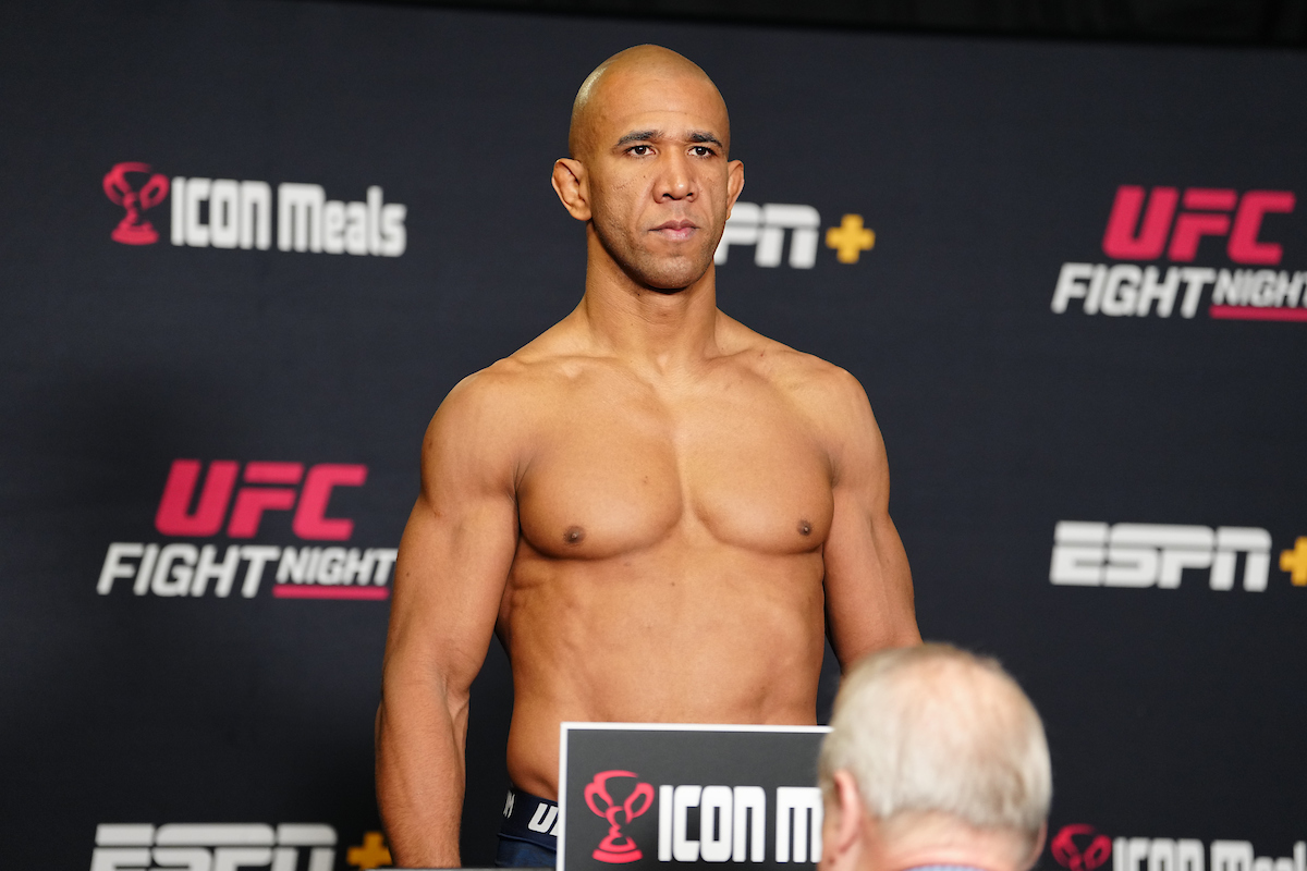 Gregory Robocop na pesagem oficial do UFC Vegas 102