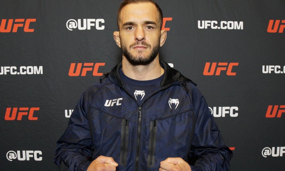 Lucas Almeida posa para foto no media day do UFC Vegas 103