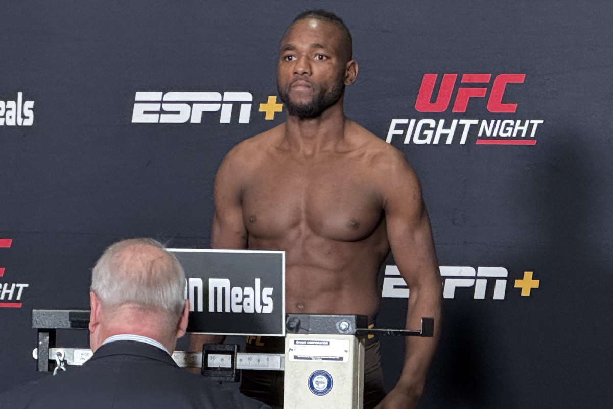 Manel Kape na balança da pesagem oficial do UFC Vegas 103