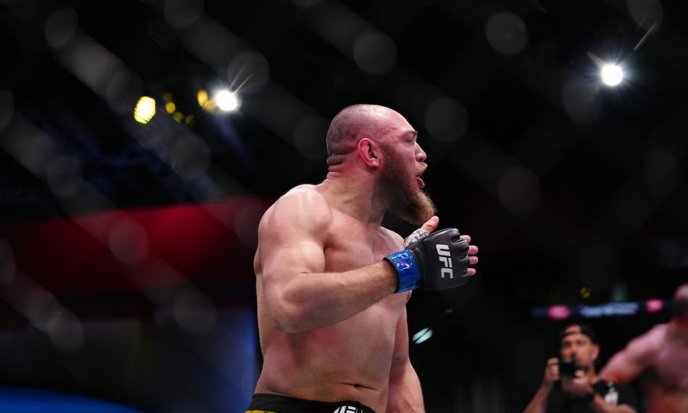 Valter Walker comemora sua vitória no UFC Vegas 102