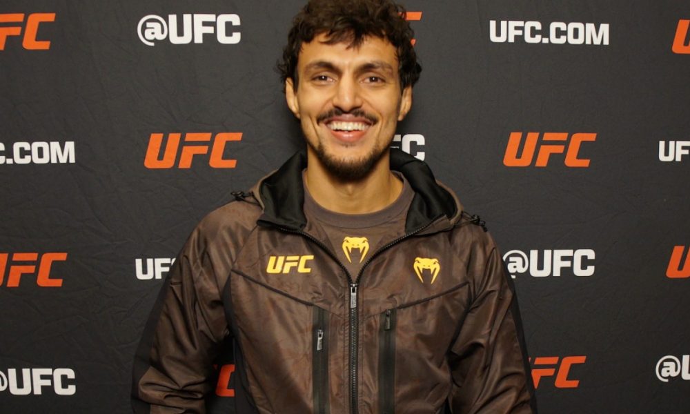 Ricardo Carcacinha sorri para foto durante o media day do UFC Vegas 103