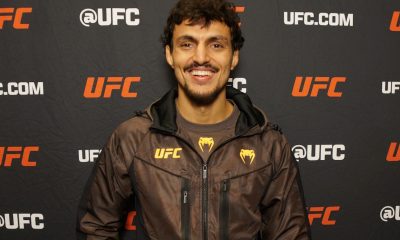 Ricardo Carcacinha sorri para foto durante o media day do UFC Vegas 103