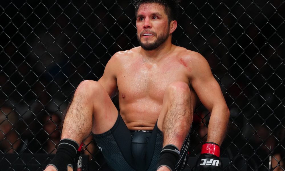 Henry Cejudo senta para tentar recuperar a visão após ser alvo de dedada no olho no UFC Seattle