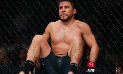Henry Cejudo senta para tentar recuperar a visão após ser alvo de dedada no olho no UFC Seattle