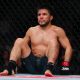 Henry Cejudo senta para tentar recuperar a visão após ser alvo de dedada no olho no UFC Seattle