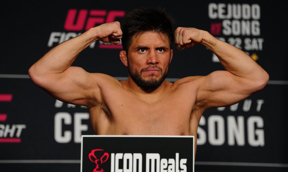 Henry Cejudo passa pela balança no UFC Seattle