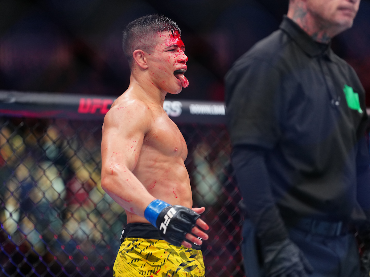 Jean Matsumoto reage ao fim da luta contra Rob Font no UFC Seattle