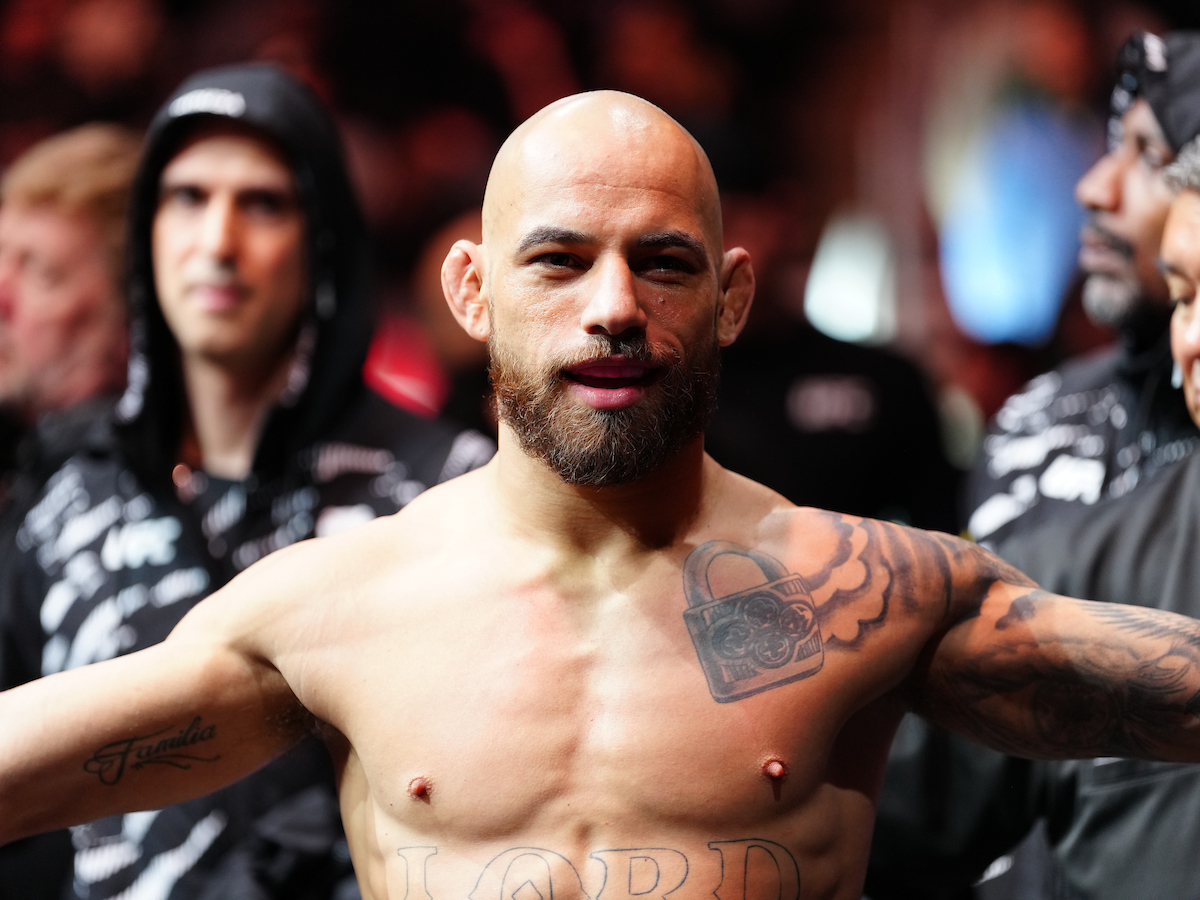 Jean Silva se prepara para entrar no octógono montado para o UFC Seattle