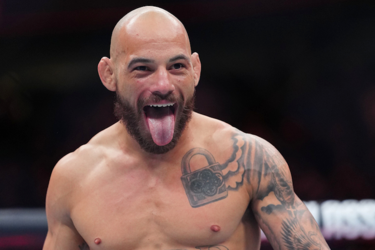 Com a língua para fora, Jean Silva celebra vitória por nocaute no UFC Seattle