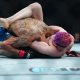 Melquizael Costa envolve o pescoço de Andre Fili no UFC Seattle