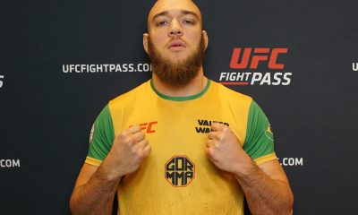 De punhos cerrados, Valter Walker posa para foto durante entrevista com a Ag Fight